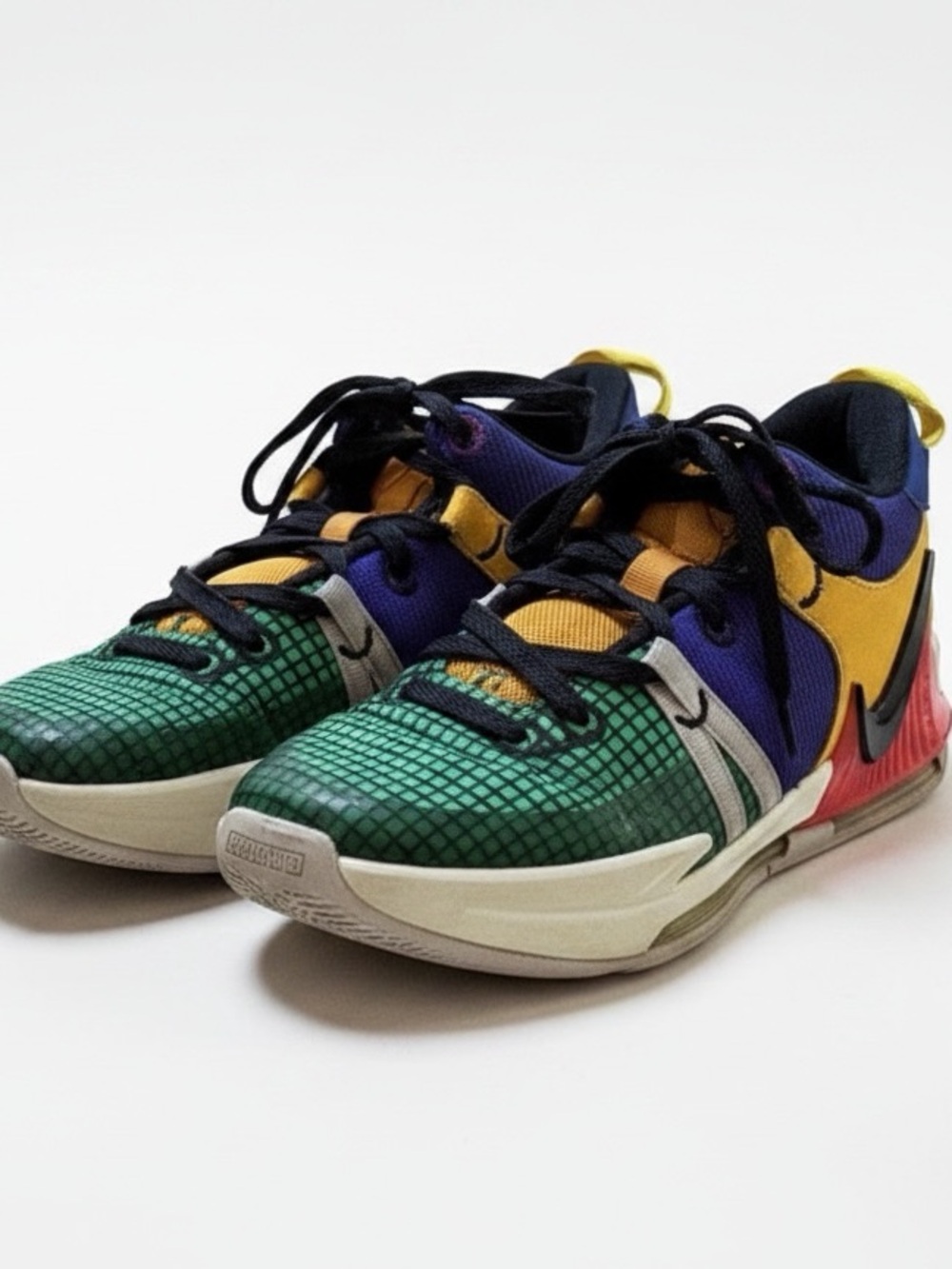 Nike LeBron Witness 7 GS Basketball Shoes Youth Size 5.5Y Multicolor Sneakers